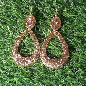Gold spark-tascular earring